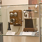磁石式電話機と磁石式手動交換機の写真