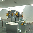 マルチビームアンテナの実験モデル、集合ホーンの展示写真