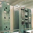 C-60M：10800chアナログ同軸伝送方式(左)、T-12S：短距離搬送方式(右)の写真