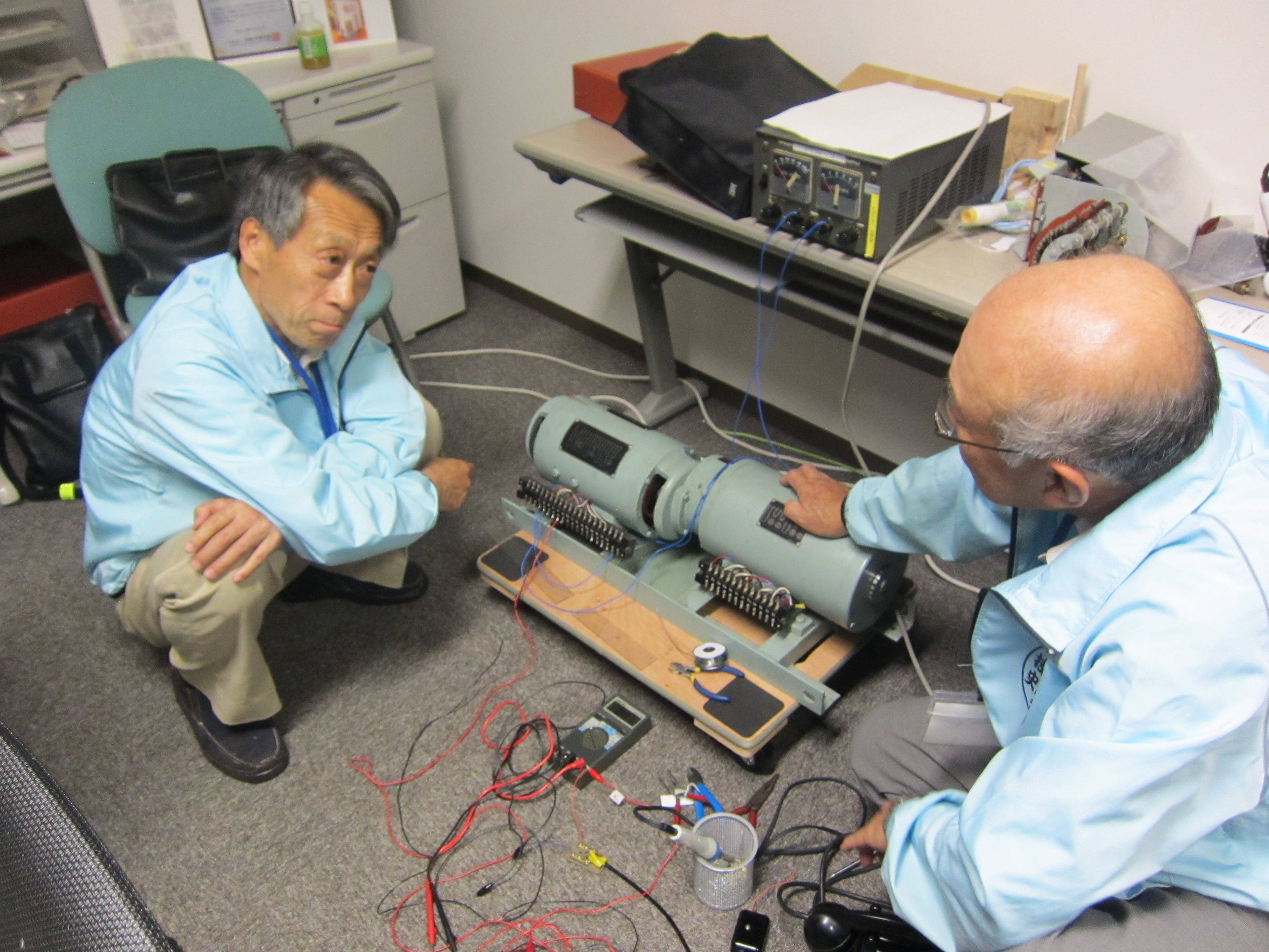 信号機を前に苦戦する寺脇さん(右)、千葉さん(左)の写真
