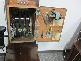 デルビル磁石式電話の内部の写真