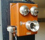 デルビル磁石式壁掛電話機の実物の写真