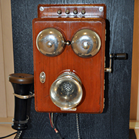 デルビル磁石式電話機の正面の写真