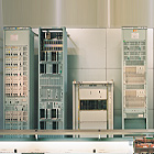 左からDM-12形多重変換装置、M20形多重変換装置、TCM-1形多重変換装置、標準クロック発生装置の写真