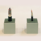 SM型光ファイバWBAケーブル(高密度化)(左)、SM型光ファイバWBSケーブル(右)の写真