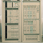 大容量方式送受信装置(右)、無線基地局主制御装置(左)の写真