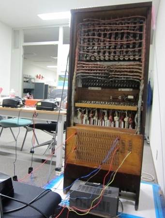 復元作業中の磁石式手動交換機の写真