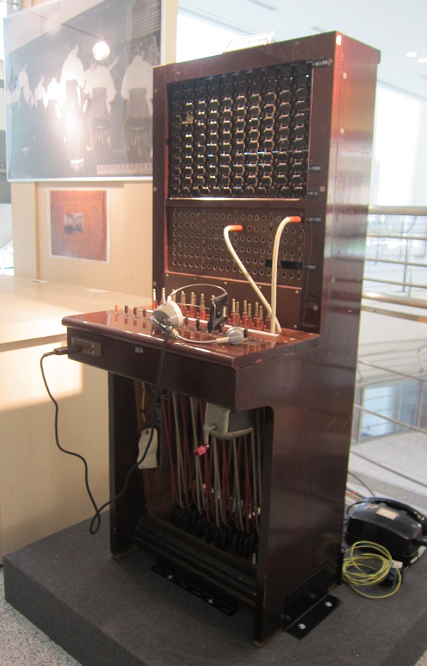 別角度の磁石式手動交換機の展示写真