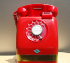 大形赤公衆電話機の実物の写真